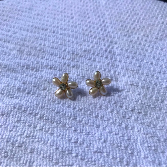 Vintage Beaded Pearl Flower Earrings - Picture 4 of 4